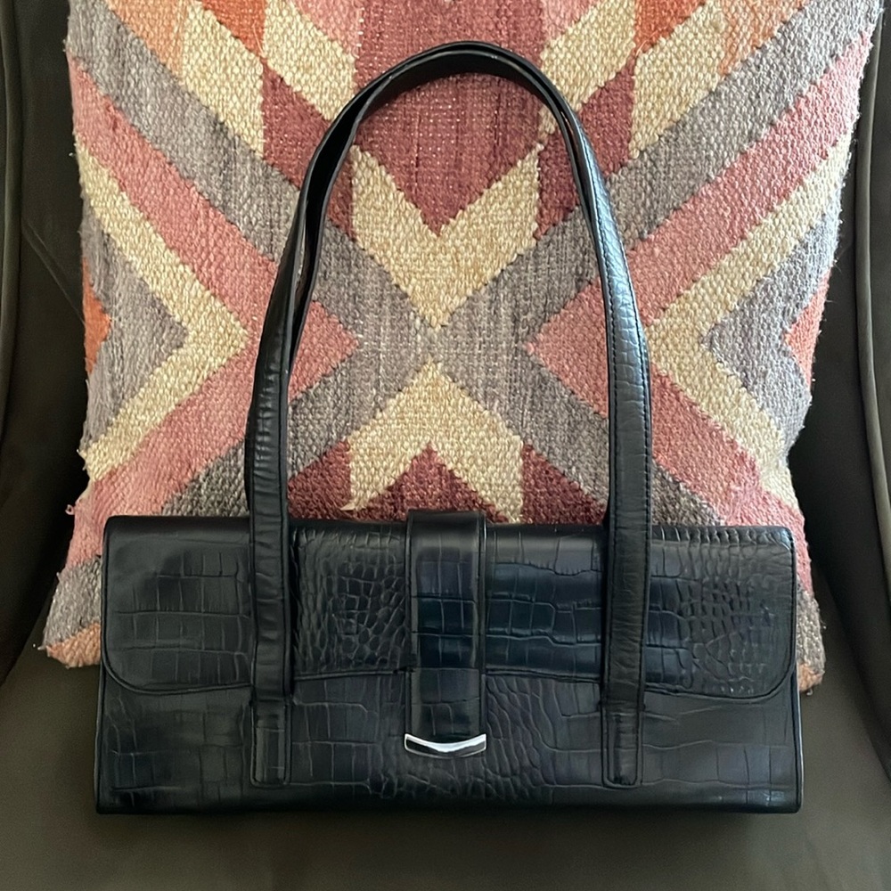 Leather shoulder bag.